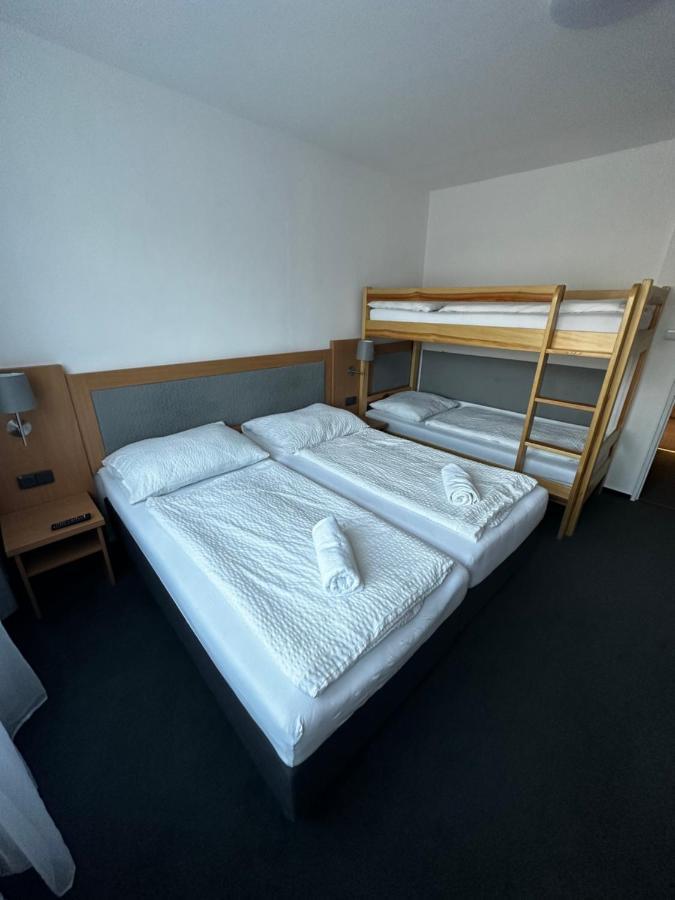 Horsky Hotel Jelenovska S Bazenem V Cene Valašské Klobouky Buitenkant foto