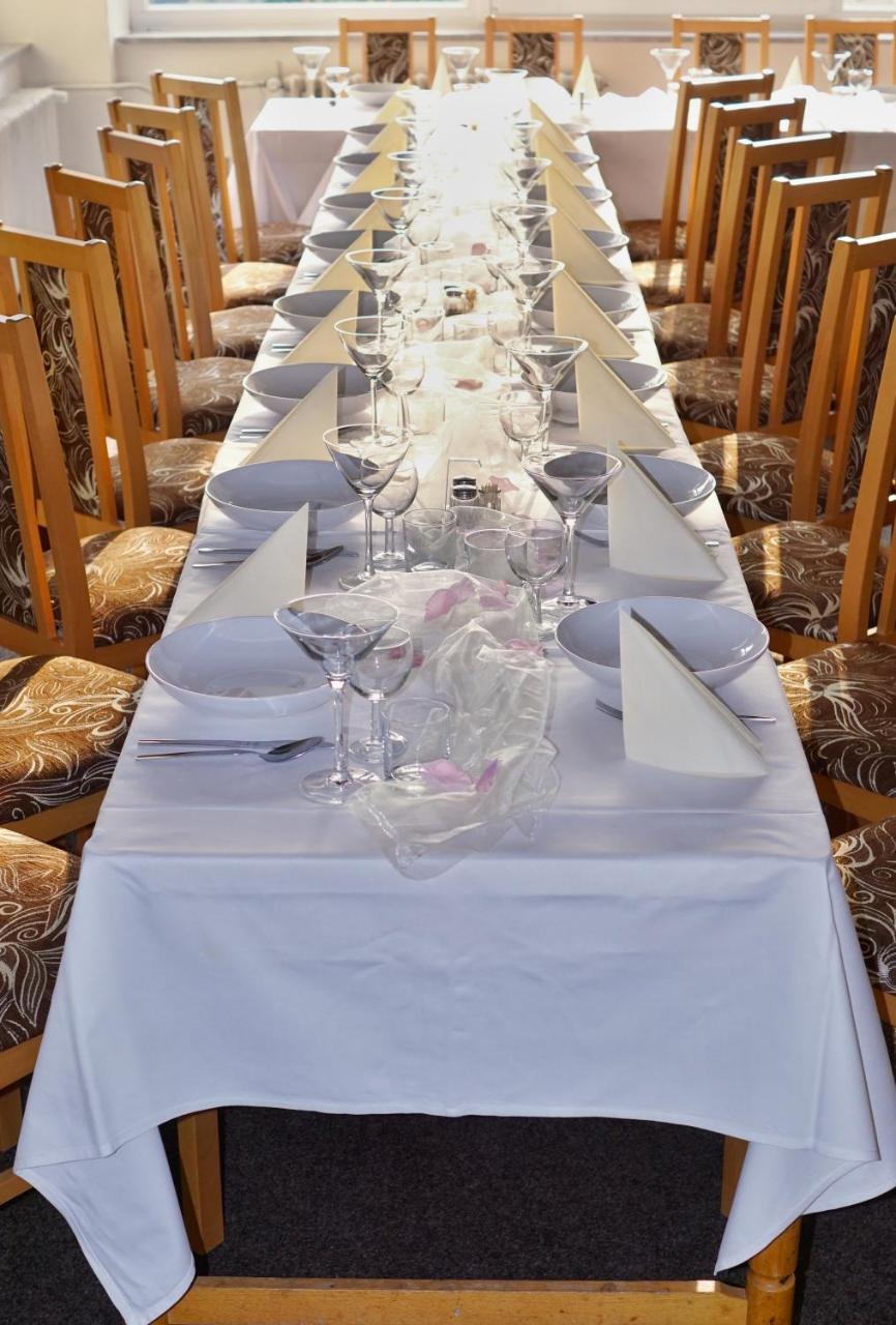 Horsky Hotel Jelenovska S Bazenem V Cene Valašské Klobouky Buitenkant foto